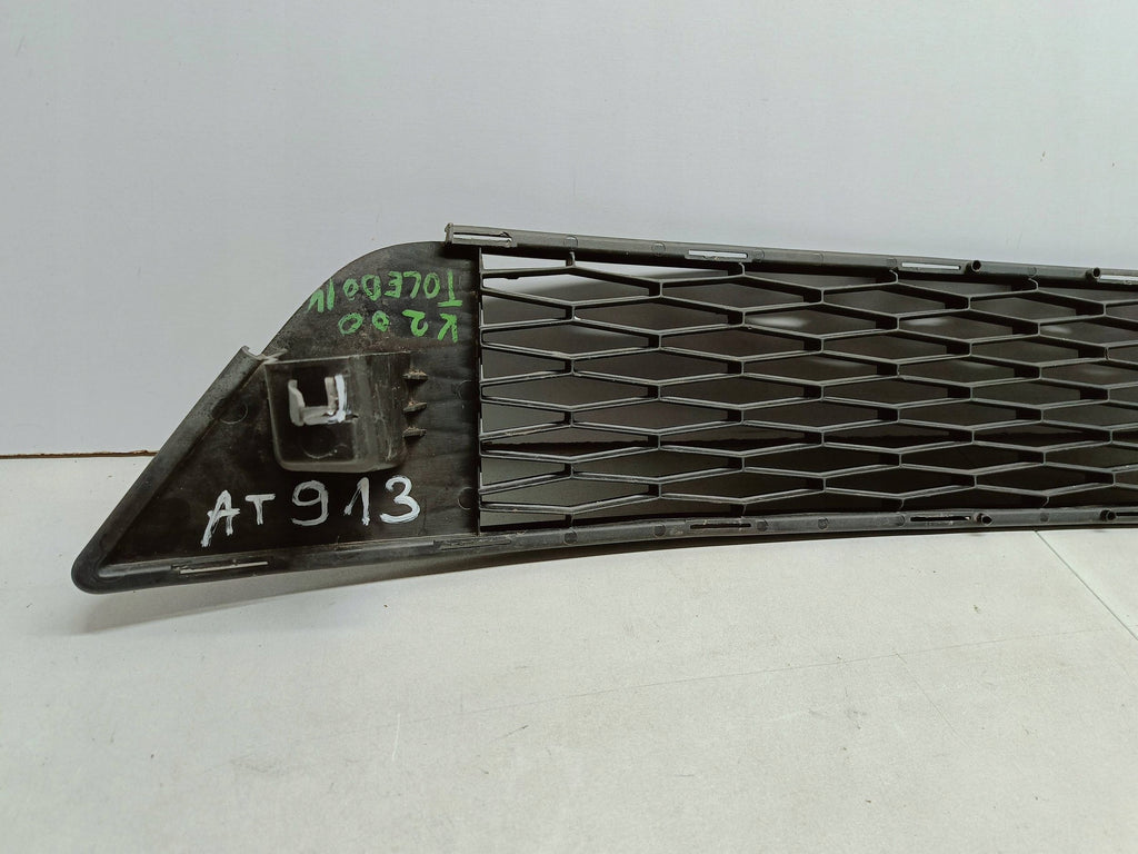 Seat Toledo IV 4 12- KRATKA ŚRODKOWA DOLNA ATRAPA ZDERZAKA PRZÓD 6JA853677