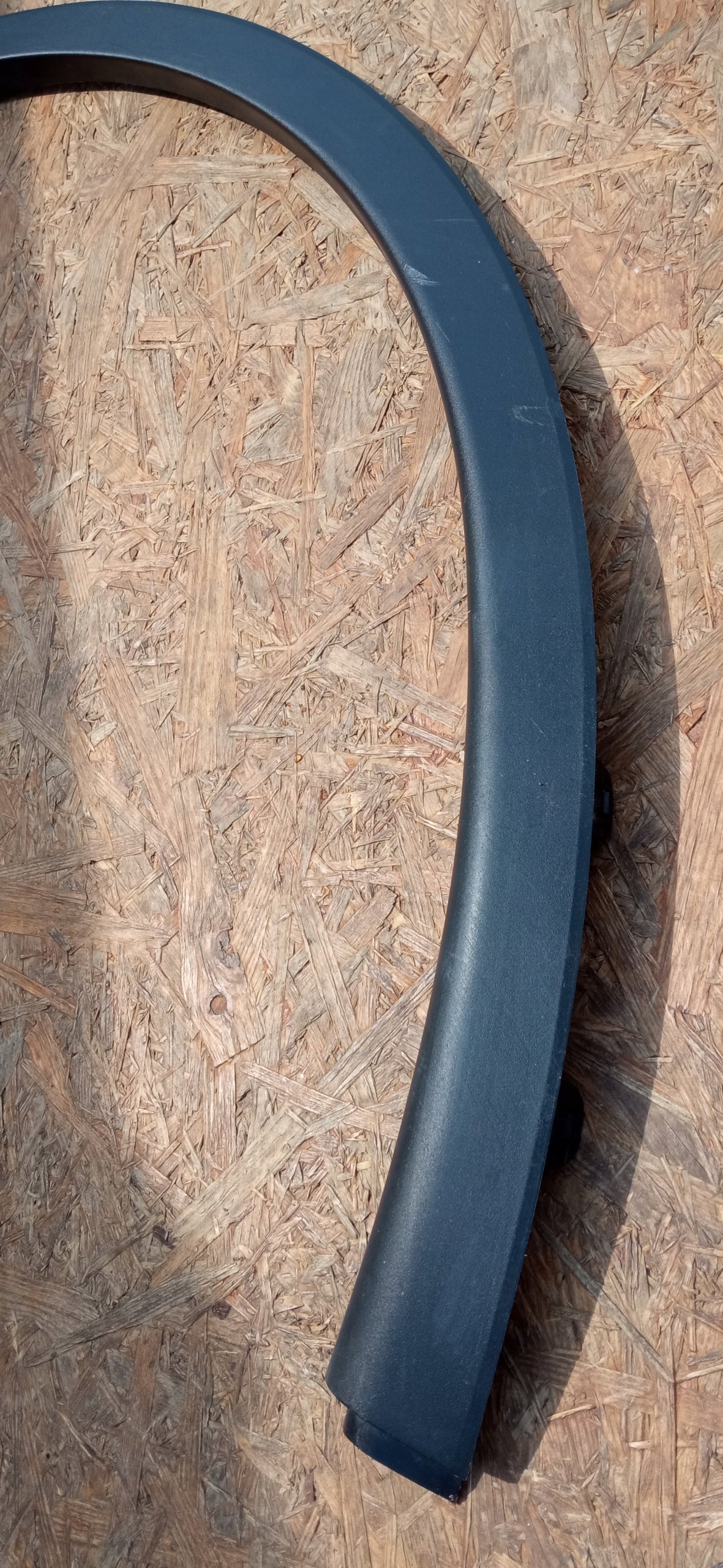 Tesla Model Y 22- Baguette Aile Arrière Gauche Gauche Arrière 1683865-00-A — photo 6 sur 13