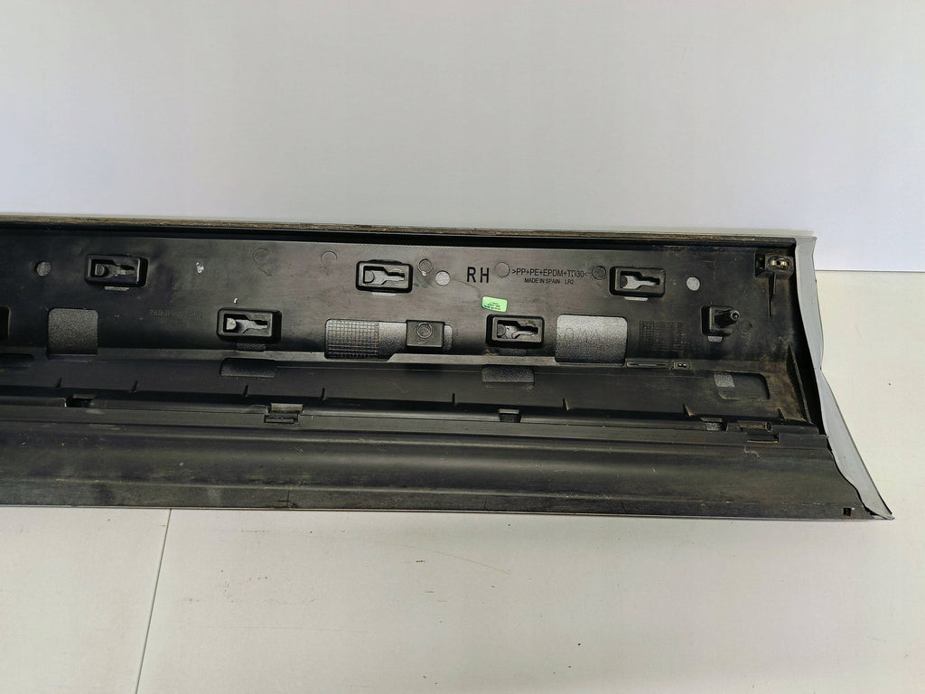 Volkswagen Touareg III 18- LISTWA DRZWI PRAWY PRZÓD 760854940D