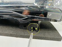 Laden Sie das Bild in den Galerie-Viewer, TESLA MODEL 3 M3 17- HALOGEN DRL LINKS NEBELSCHEINWERFER LED 1077395-00-D