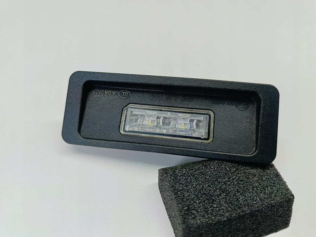 VOLVO V40 II 12- LAMPKA PODŚWIETLENIA TABLICY REJESTRACYJNEJ OE 31352526
