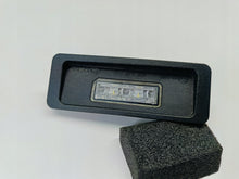 Load image into Gallery viewer, VOLVO V40 II 12- LAMPKA PODŚWIETLENIA TABLICY REJESTRACYJNEJ OE 31352526
