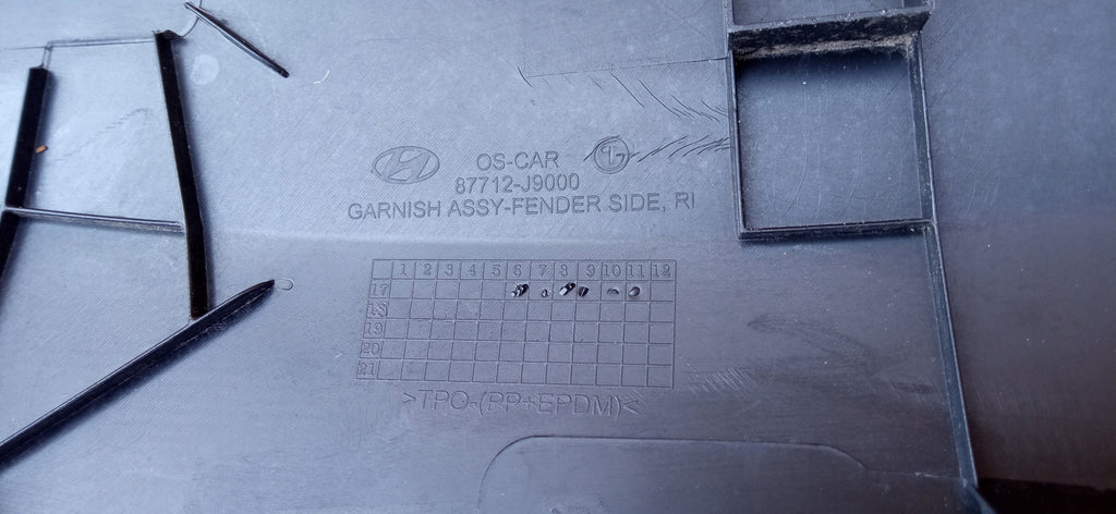 HYUNDAI KONA 17- LISTWA BŁOTNIKA PRAWY PRZÓD 87712-J9000