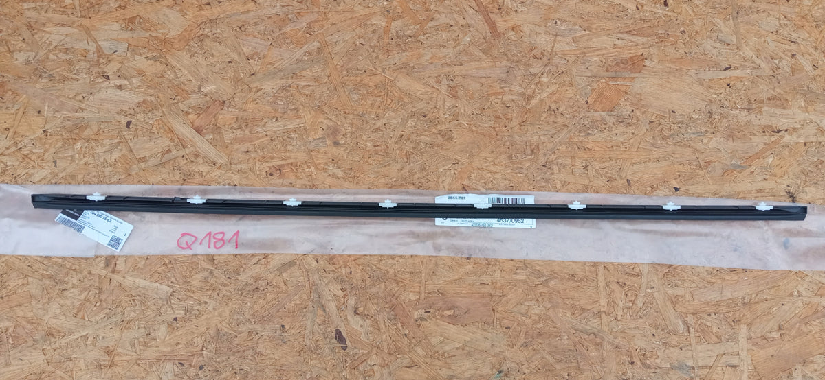 Mercedes W204 Trim Strip Lower Front Right Door — photo 3 of 5