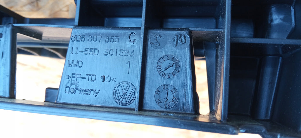 VOLKSWAGEN GOLF VII 7 13- ŚLIZG WSPORNIK ŚRODKOWY ZDERZAKA TYŁ 5G6807863C