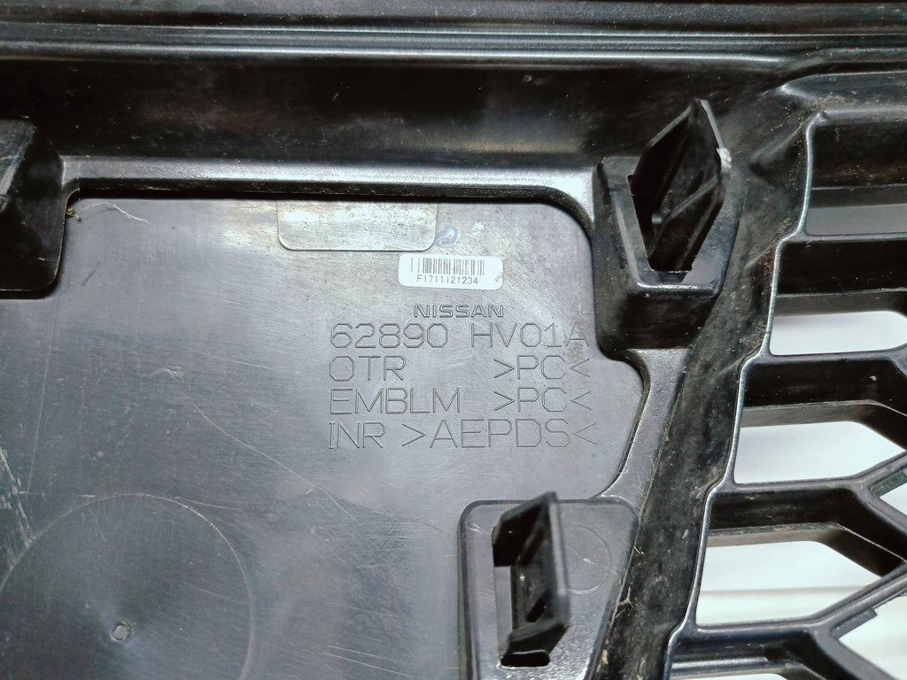 Nissan Qashqai II J11 LIFT 17- ATRAPA GRILL ZDERZAKA PRZEDNIEGO 62310HV00A