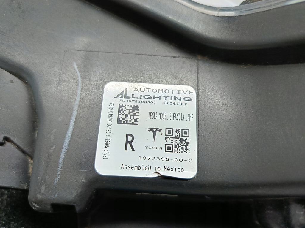 TESLA MODEL 3 M3 17-HALOGEN DRL PRAWY LAMPA PRZECIWMGIELNA LED 1077396-00-C