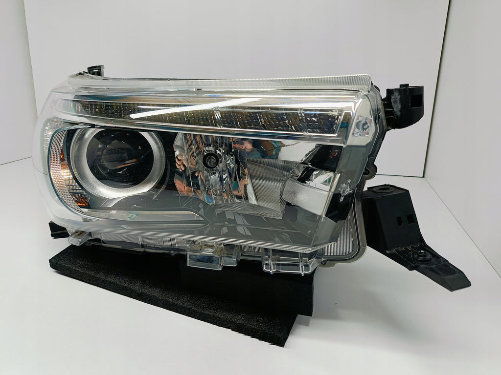 TOYOTA HILUX VIII 8 15-LAMPA REFLEKTOR PRAWY PRZÓD SOCZEWKA LED KOITO 0K-56