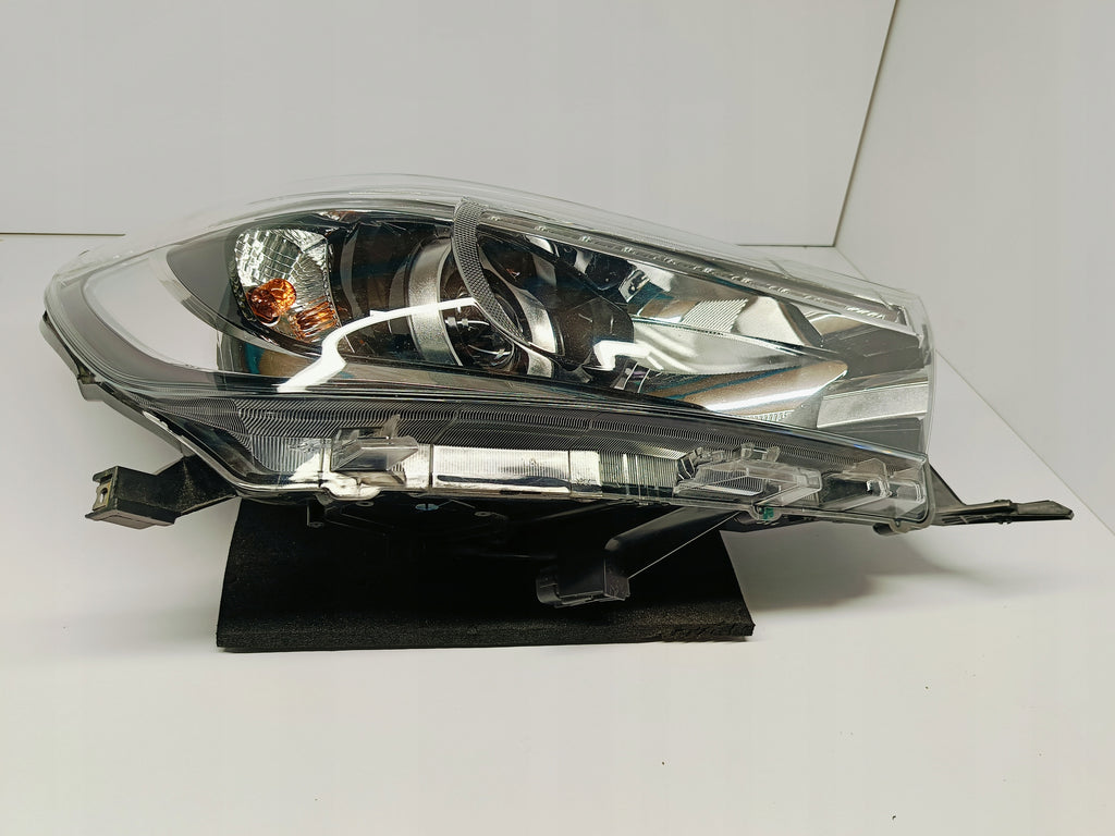TOYOTA HILUX VIII 8 15-LAMPA REFLEKTOR PRAWY PRZÓD SOCZEWKA LED KOITO 0K-56