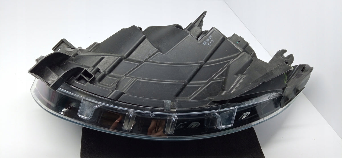 Renault Captur I 13- Lampa Reflektor Prawy Przód Zwykła H1 260105066R — zdjęcie 8 z 14