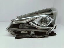 Laden Sie das Bild in den Galerie-Viewer, Toyota Yaris III FACELIFT 17- SCHEINWERFER LINKS LINSE + LED EU 0D-197