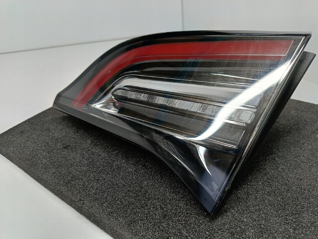 TESLA 3 III LIFT Y MY 20- LAMPA KLAPY BAGAŻNIKA PRAWY TYŁ LED 1502089-00-B