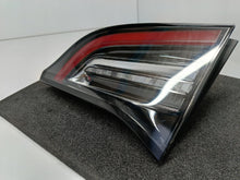 Załaduj zdjęcie do przeglądarki galerii, TESLA 3 III LIFT Y MY 20- LAMPA KLAPY BAGAŻNIKA PRAWY TYŁ LED 1502089-00-B