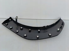 Laden Sie das Bild in den Galerie-Viewer, TOYOTA bZ4X BZ4X 21- RADLAUFVERKLEIDUNG HINTEN LINKS 75606-42200