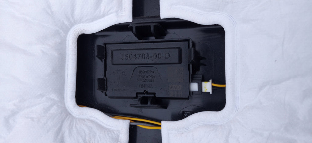TESLA MODEL Y 20- HECKKLAPPENVERKLEIDUNG HINTEN LAUTSPRECHER 1536684-00-C