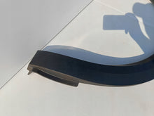 Laden Sie das Bild in den Galerie-Viewer, CITROEN C5 AIRCROSS 17- LISTWA NAKŁADKA BŁOTNIKA PRAWY TYŁ 9816832277