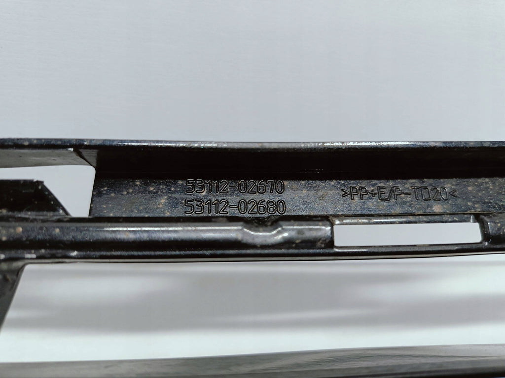 Toyota Auris II LIFT 15- KRATKA ŚRODKOWA ATRAPA ZDERZAKA PRZÓD 5311202670