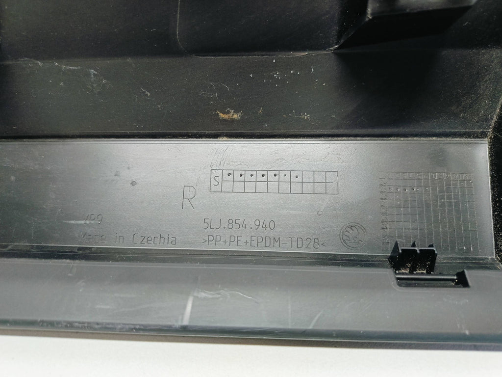 SKODA ELROQ 24- LISTWA DRZWI PRAWY PRZÓD PRAWA PRZEDNIA 5LJ854940