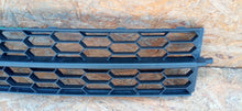 Load image into Gallery viewer, SKODA OCTAVIA III 13- ATRAPA GRILL KRATKA ZDERZAKA PRZEDNIEGO 5E0853677