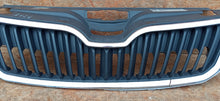 Laden Sie das Bild in den Galerie-Viewer, SKODA RAPID 12- KÜHLERGRILL GITTER STOßSTANGENGRILL VORNE CHROM 5JA853668