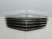 Laden Sie das Bild in den Galerie-Viewer, Mercedes-Benz E W212 09- ATRAPA GRILL ZDERZAKA PRZEDNIEGO A2128800583