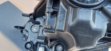 Załaduj zdjęcie do przeglądarki galerii, TOYOTA YARIS IV 4 19- LAMPA REFLEKTOR PRAWY PRZÓD SOCZEWKA KOITO K0-6 EU