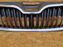 Załaduj zdjęcie do przeglądarki galerii, SKODA RAPID 12- ATRAPA GRILL KRATKA ZDERZAKA PRZEDNIEGO CHROM 5JA853668