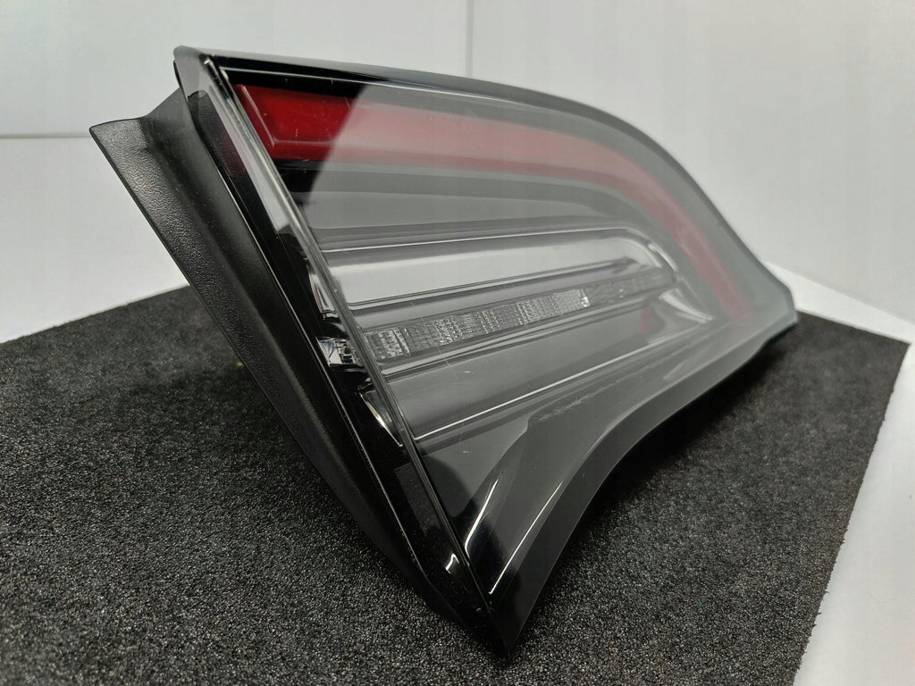 TESLA MODEL Y 20- 3 LIFT 22-KOFFERRAUMKLAPPENLEUCHTE LINKS HINTEN LED 1502088-00-B