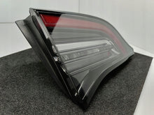 Laden Sie das Bild in den Galerie-Viewer, TESLA MODEL Y 20- 3 LIFT 22-KOFFERRAUMKLAPPENLEUCHTE LINKS HINTEN LED 1502088-00-B
