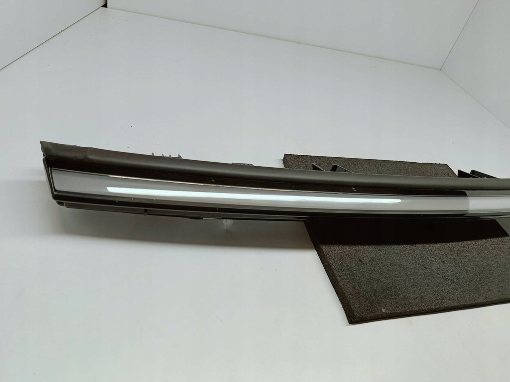 Tesla Model Y Juniper 25- LED-Leuchtenleiste Stoßfänger vorne 203829400E