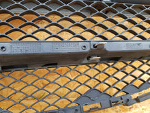 Załaduj zdjęcie do przeglądarki galerii, MERCEDES C KLASA W205 14- KRATKA ATRAPA GRILL ZDERZAKA PRZÓD A2058800783