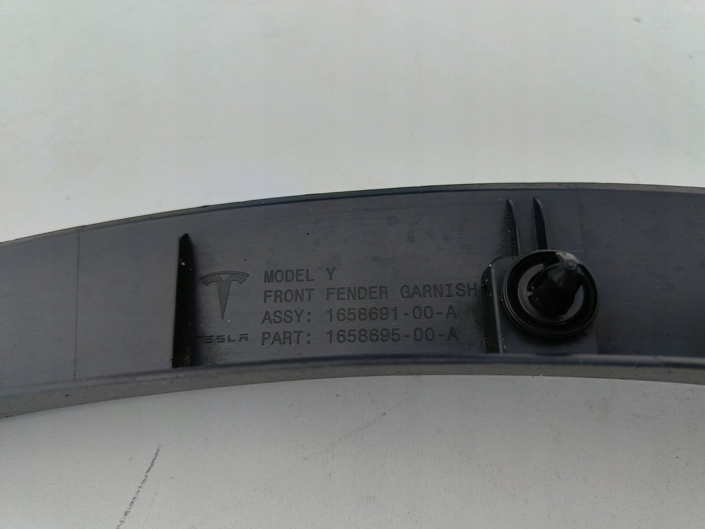 TESLA MODEL Y MJ 20- RADLAUFVERKLEIDUNG LEISTE VORNE LINKS 1658695-00-A