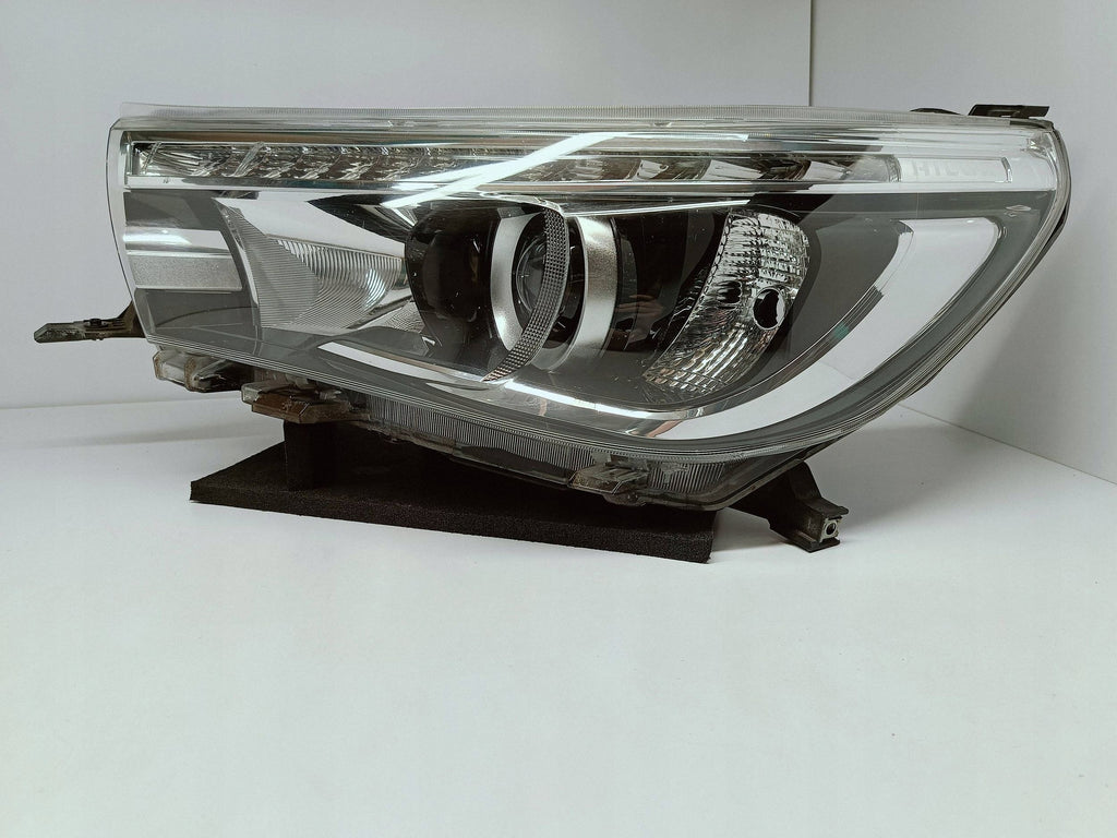 TOYOTA HILUX VIII 8 15- LAMPA REFLEKTOR LEWY PRZÓD SOCZEWKA LED KOITO 0K-56
