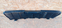 Laden Sie das Bild in den Galerie-Viewer, TOYOTA HILUX 15- MITTELGITTER STOßSTANGENGRILLE VORNE 53112-0K130