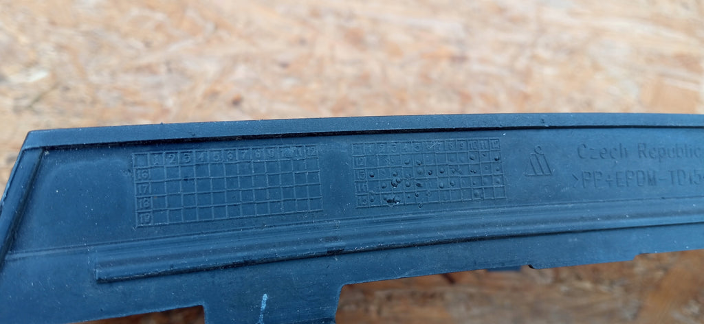 SKODA OCTAVIA III 13- KÜHLERGRILL STOßSTANGENGITTER VORNE 5E0853677