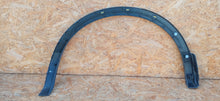 Load image into Gallery viewer, NISSAN QASHQAI II J11 LIFT LISTWA BŁOTNIKA LEWY TYŁ LEWA TYLNA 93829HV11A