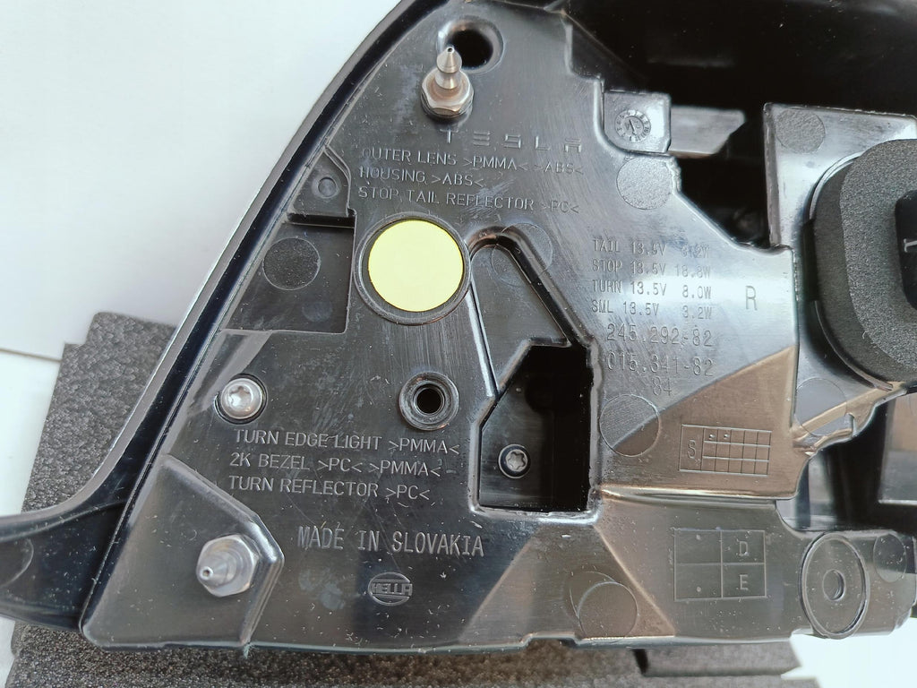 TESLA 3 LIFT Y 20- LAMPA REFLEKTOR ŚWIATŁO PRAWY TYŁ LED NOWA 1502087-00-D