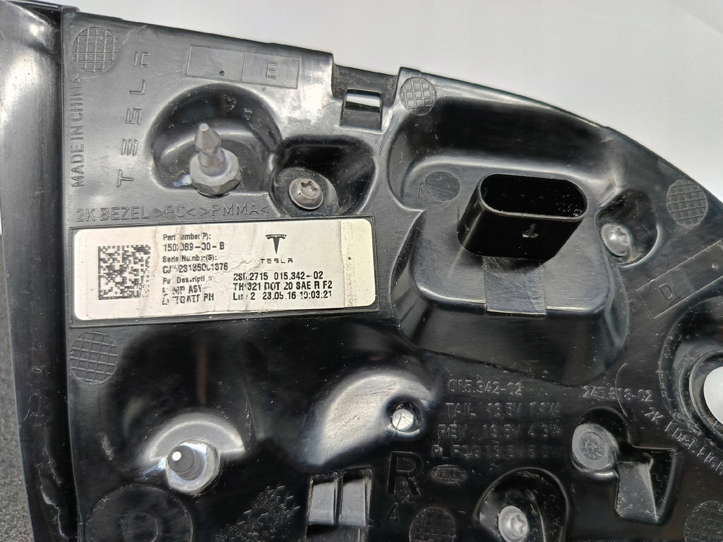TESLA 3 M3 LIFT Y 20- HECKKLAPPENLEUCHTE RECHTS HINTEN LED OE 1502089-00-B