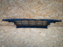 Laden Sie das Bild in den Galerie-Viewer, TOYOTA YARIS IV P21 19- UNTERER GRILL STOSSFÄNGER VORNE 53112-K0010