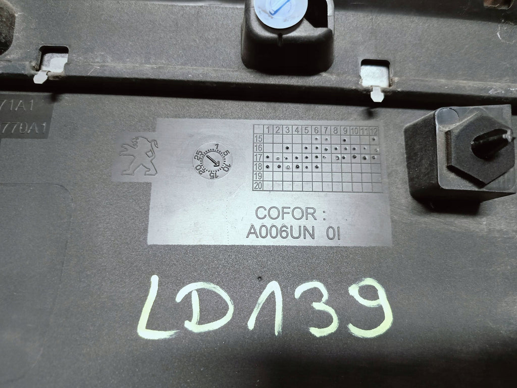 Peugeot 3008 5008 II 16- LISTWA DRZWI LEWA PRZÓD PRZEDNIA 9811404277