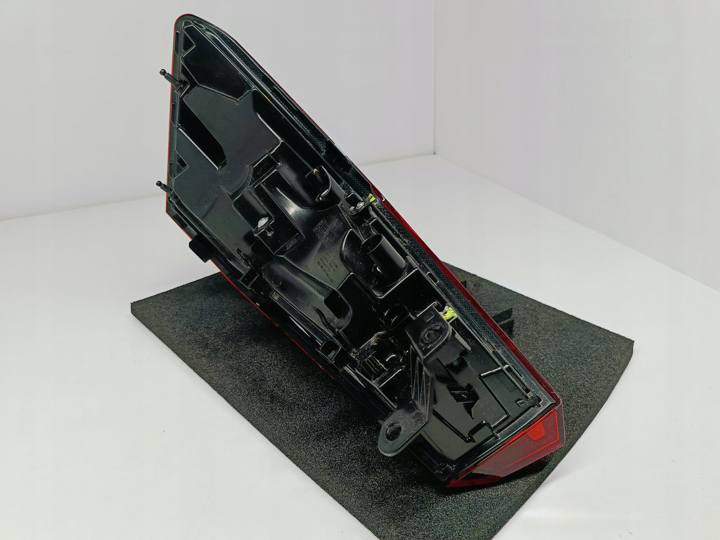 CUPRA BORN 10E 21- LAMPA REFLEKTOR ŚWIATŁO PRAWY TYŁ LED 10E945096A