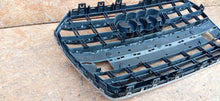 Load image into Gallery viewer, AUDI A6 C7 LIFT 14- ATRAPA KRATKA ŚRODKOWA GRILL ZDERZAKA PRZÓD 4G0853653T