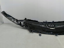Laden Sie das Bild in den Galerie-Viewer, Opel Grandland X 17- GRILL BLENDE STOSSSTANGE VORNE UNTER KAMERA YP00023977