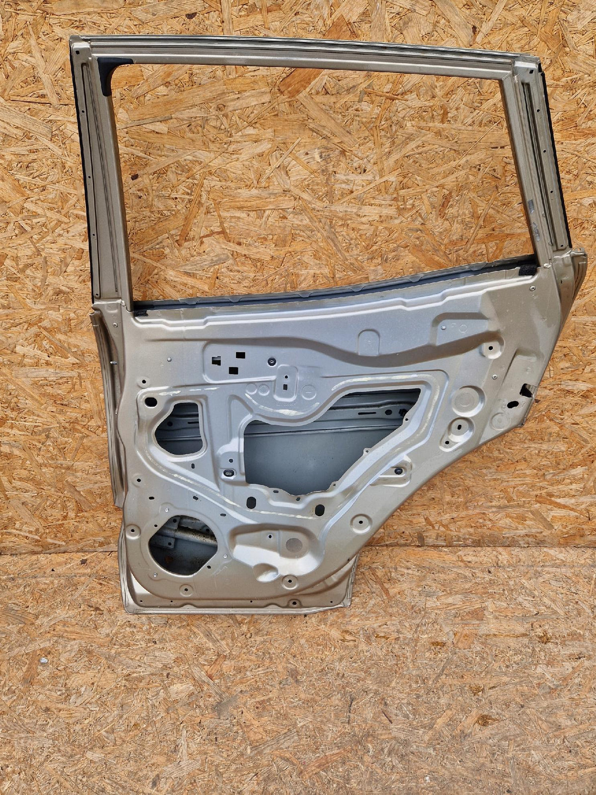 Renult Kadjar 15- Rear Right Door Rear 821525757R — photo 9 of 16