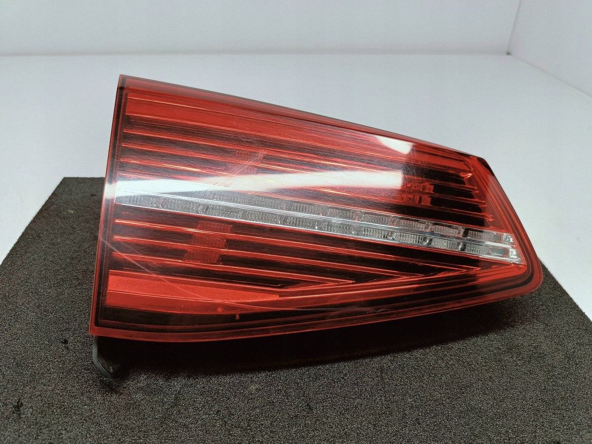 Volkswagen Passat B8 Kombi 15- Lampa Klapy Bagażnika Lewy Tył 3G9945307D — zdjęcie 9 z 14