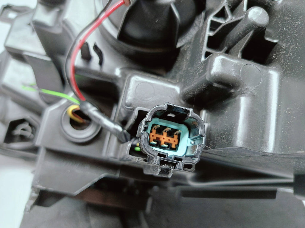 Nissan Qashqai II J11 13- LAMPA PRAWA PRZÓD ZWYKŁA+LED KOITO EU 100-18013