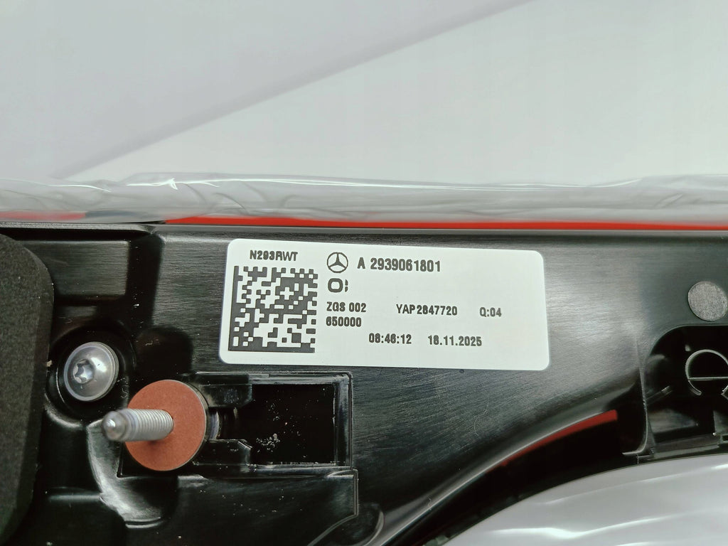 Heckleuchte in der Heckklappe Mercedes-Benz EQC A2939061801