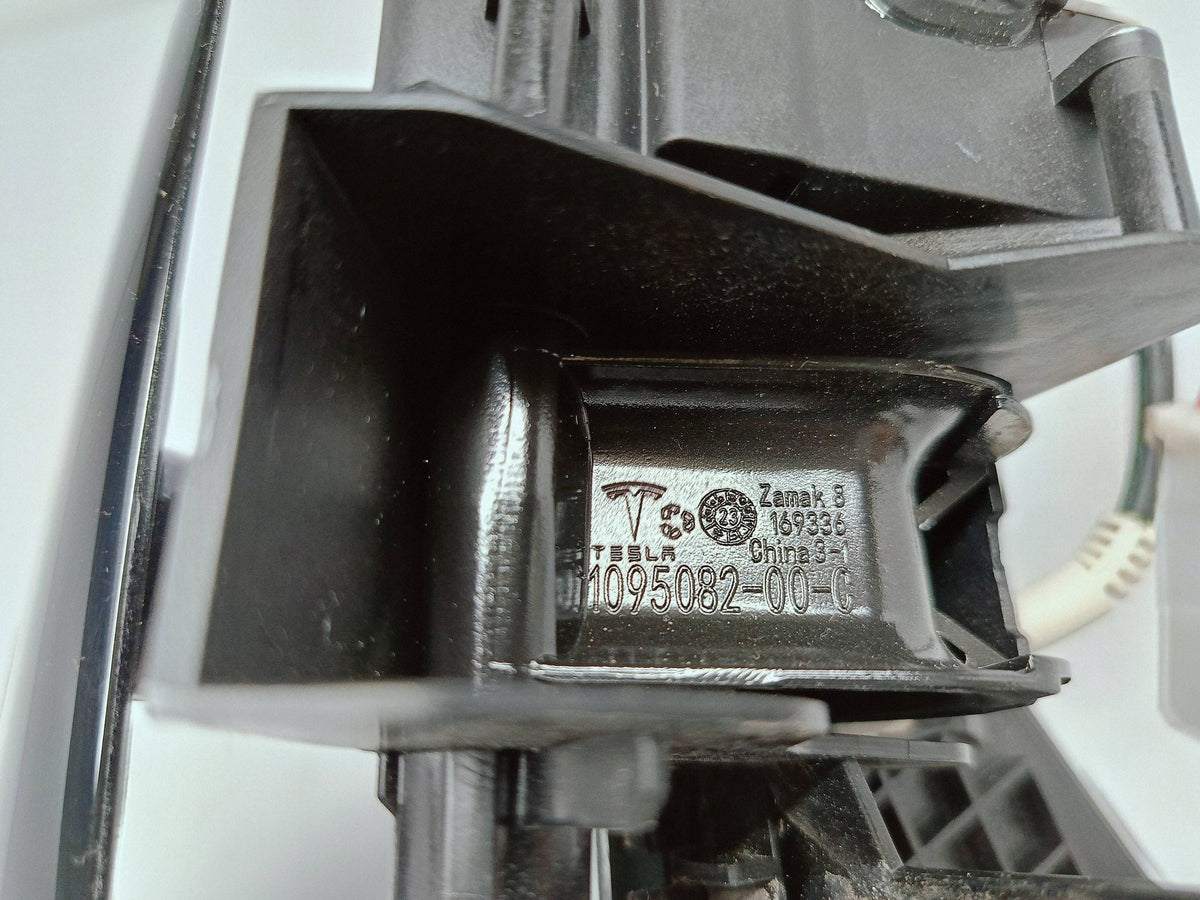 Tesla Model 3 Y Ladebuchse Ladeklappe Reflektor 1505514-00-D — Foto 9 von 12