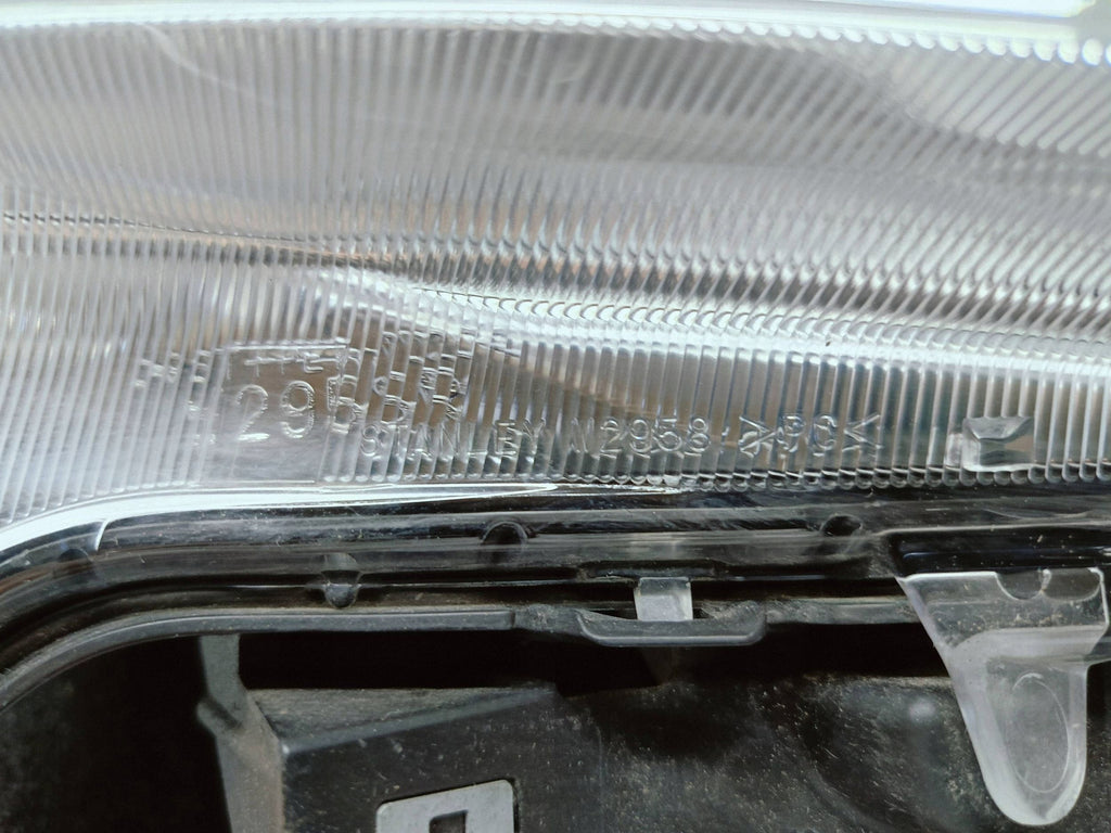 Suzuki Swift MK8 17- LAMPA PRAWA PRZÓD PRZEDNIA ZWYKŁA STANLEY W2962