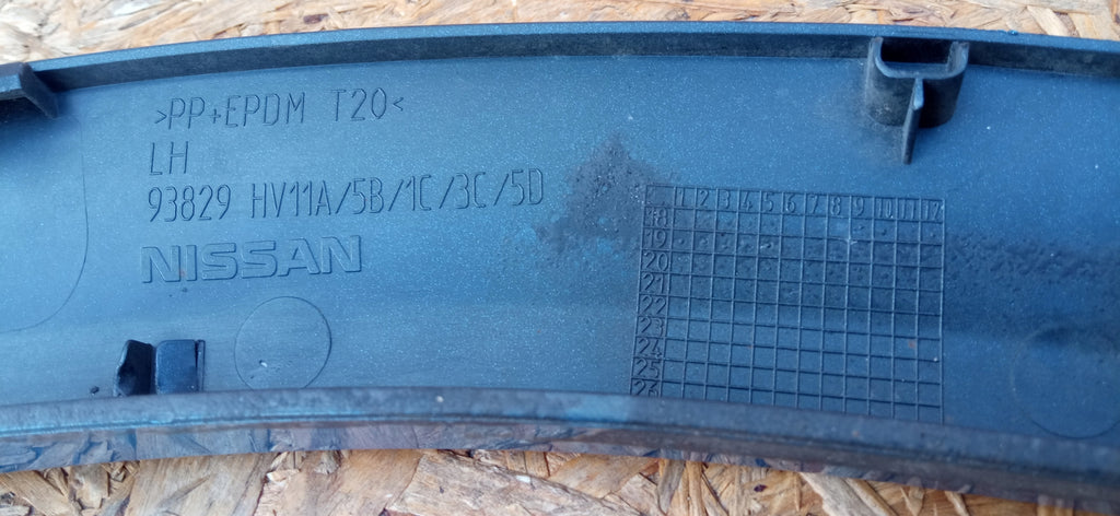 NISSAN QASHQAI II J11 LIFT LISTWA BŁOTNIKA LEWY TYŁ LEWA TYLNA 93829HV11A